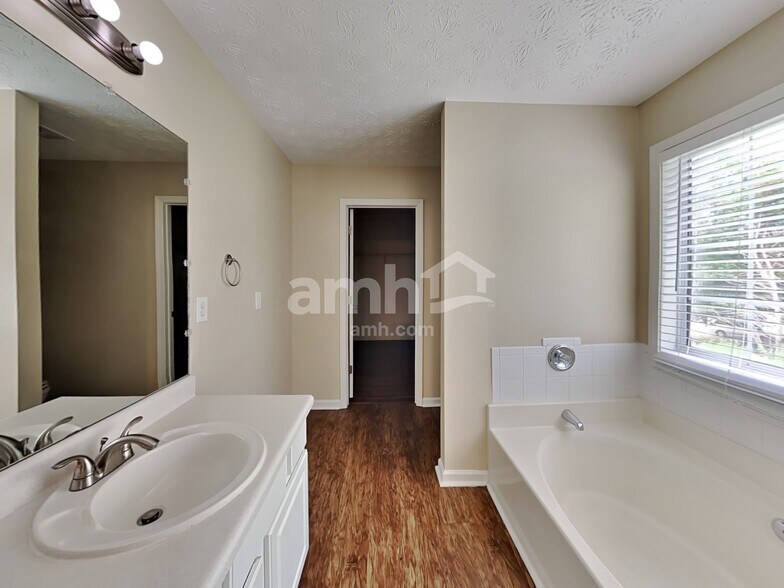Building Photo - 2855 Wadley Ln