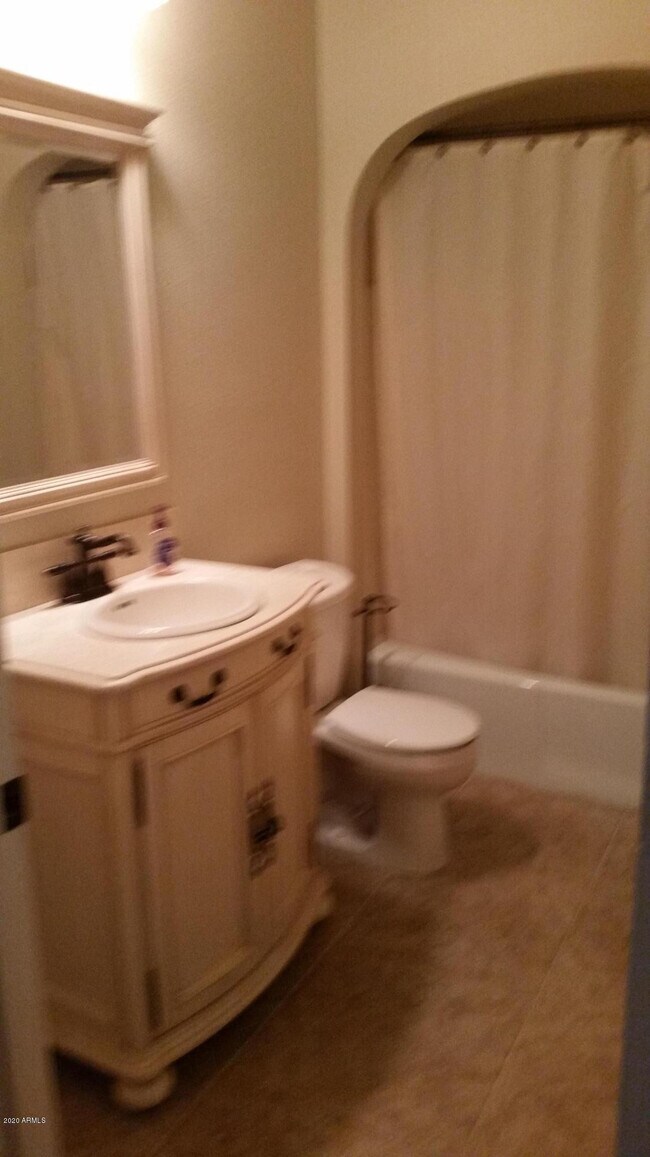 Building Photo - 2614 E Sahuaro Dr