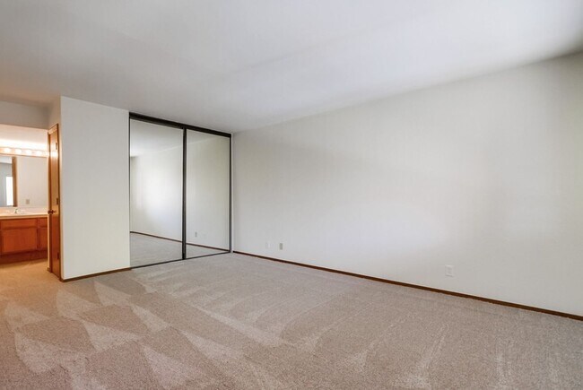 Building Photo - Prime Carlsbad Location - Available July 2025