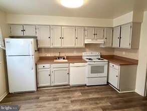 Building Photo - 10 Kettle Ct