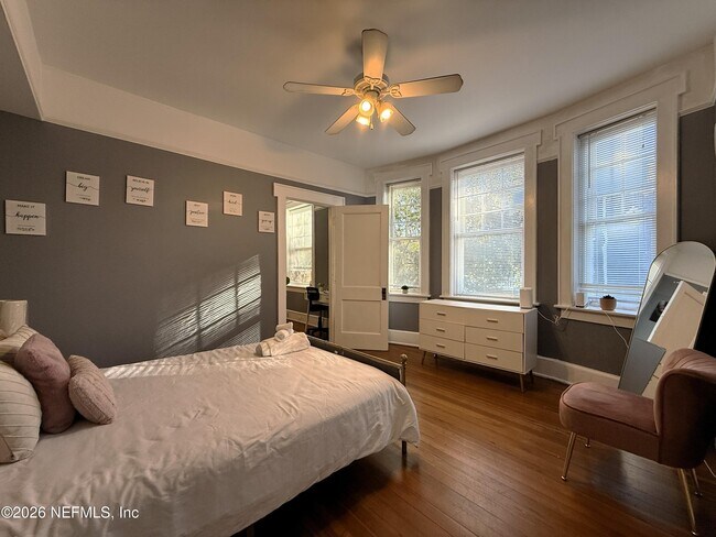 Building Photo - 146 W 6th St