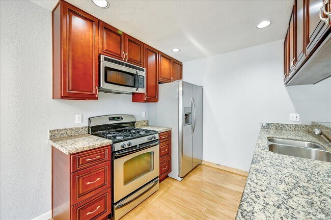 Building Photo - Prime Location 3 Bedroom Condo - Please Co...