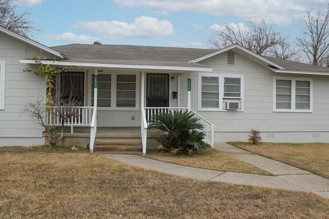 Building Photo - 2825 W Woodlawn Ave