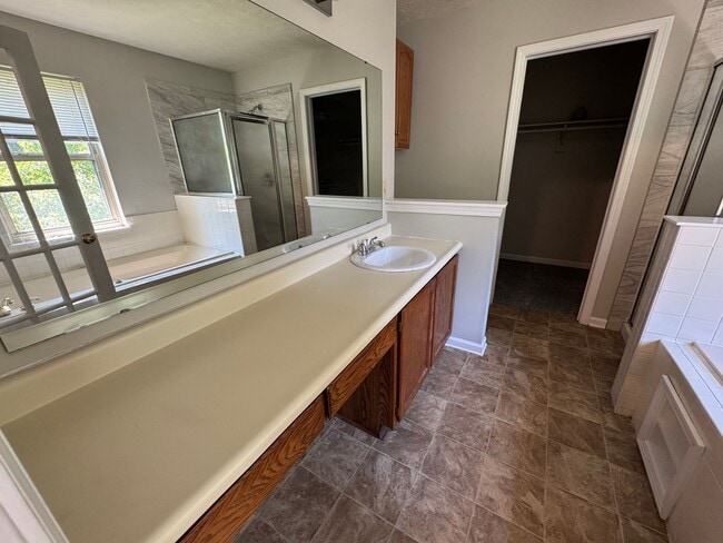 Building Photo - Eagle Creek 3 Bed 2.5 Bath