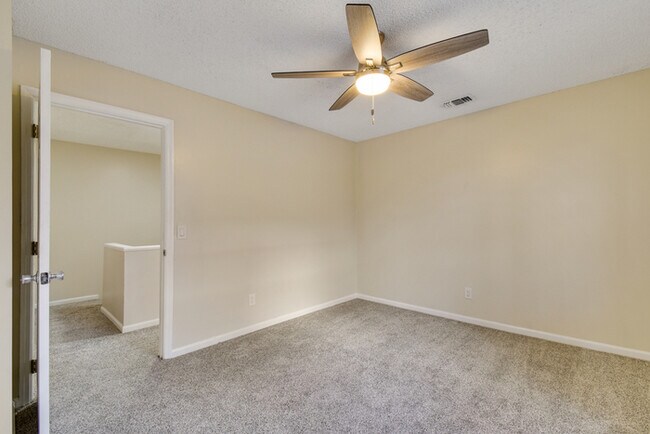 Building Photo - BEAUTIFUL THREE BEDROOM TOWNHOME WITH GARAGE(AVAILABE NOVEMBER)