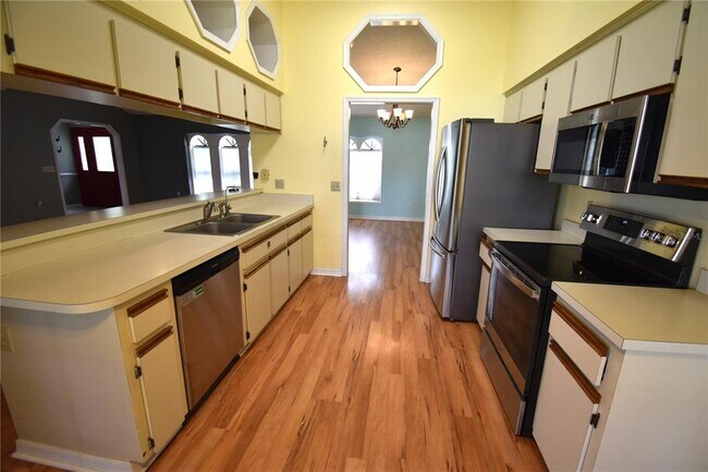 Building Photo - 9109 Queen Elizabeth Ct