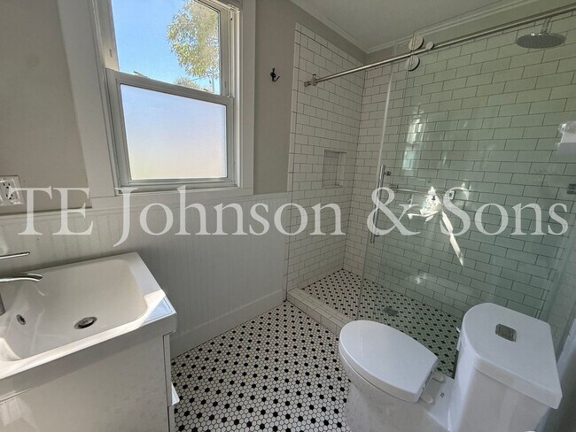 Building Photo - Charming 3BR Home with Fenced Yard, Hardwood Floors and Classic Built Ins