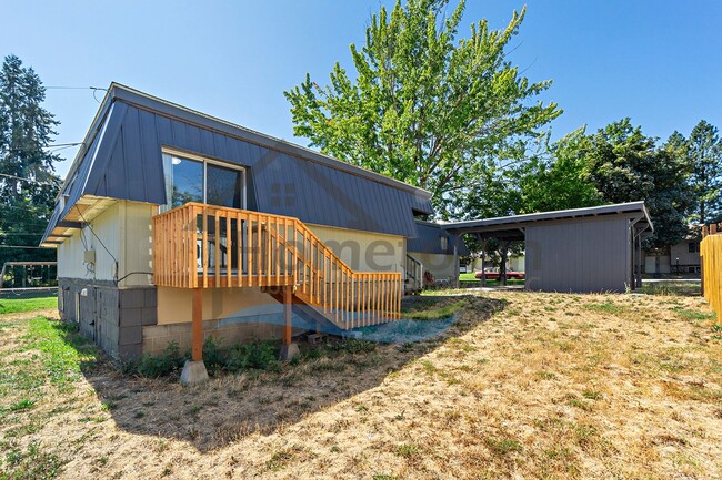 Building Photo - Large 4 Bedroom 2 Bathroom Home with Off S...