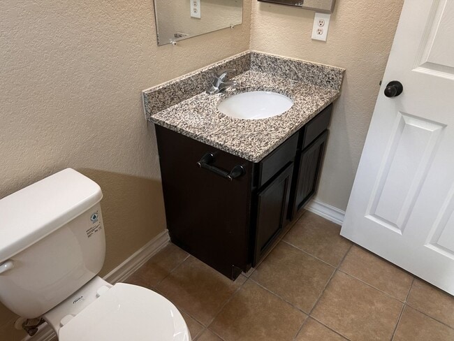 Building Photo - Luxury Townhome in Selma!