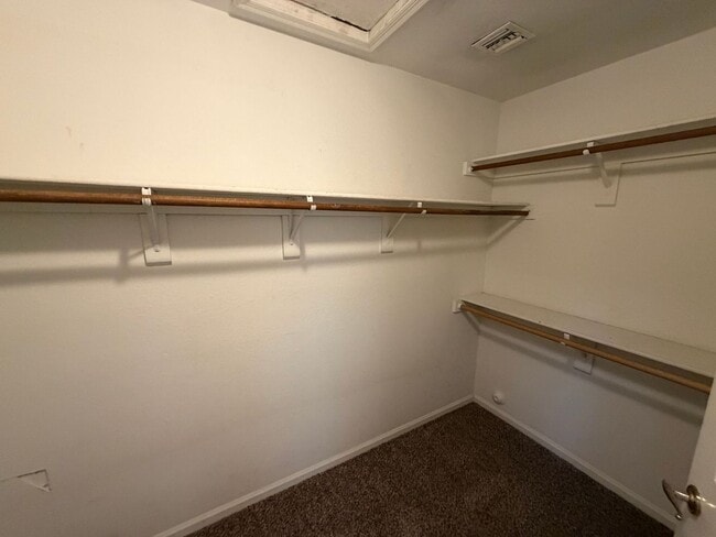 Building Photo - 837 N Oak Ct