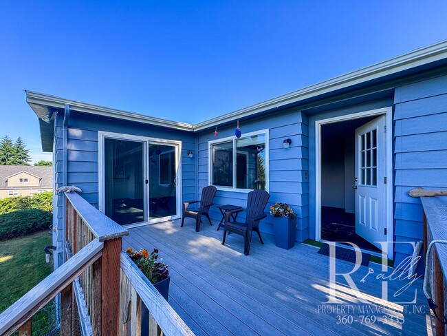 Building Photo - Coastal 3-Bed Home with Stunning Puget Sou...