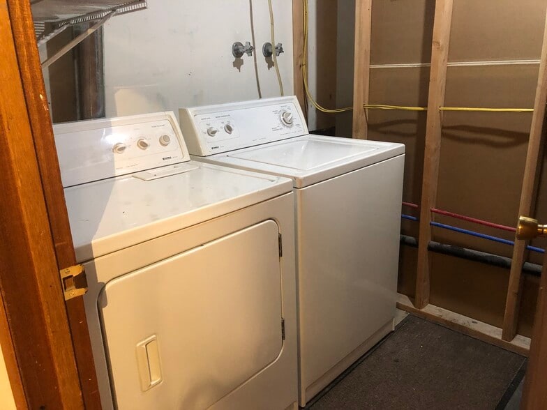 Building Photo - 420 NW Dack St