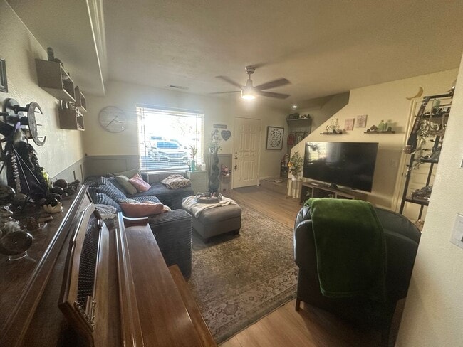 Building Photo - Great location 3 bed, 2.5 bath, 1 car gara...