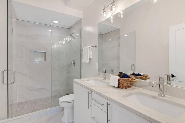 Building Photo - 1130 Penn St NE