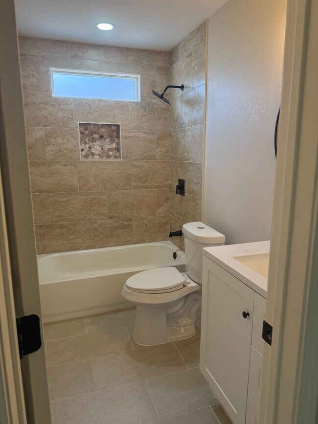 Building Photo - 1407 W Donovan St