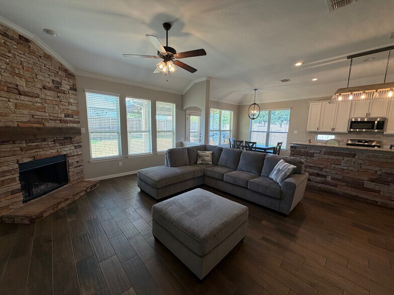 Building Photo - Room in House on Zanna Grace Way