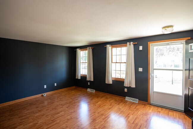 Front Living - 250 Lyndale Ave