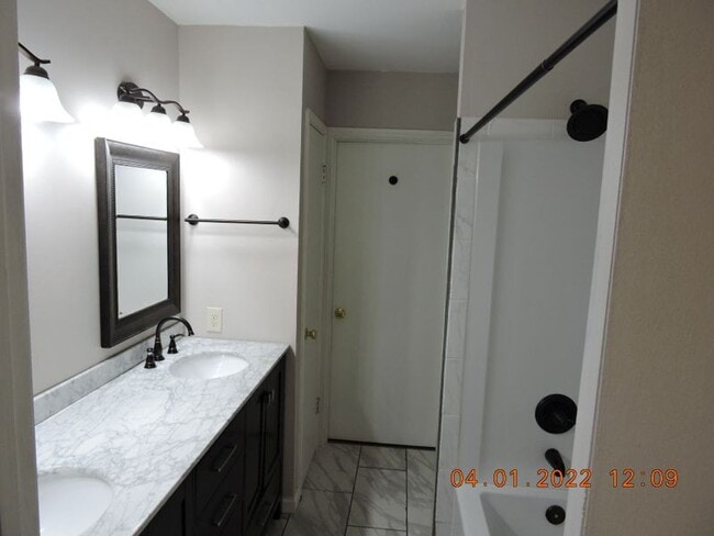 Building Photo - Great Condo Close to Southgates of  LSU