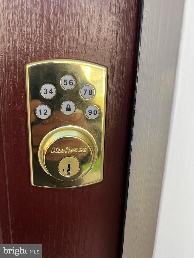 Building Photo - 2303 Dorchester St W