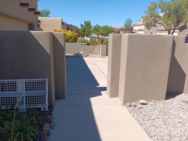 Building Photo - 3 Bedroom, 2 Bathroom Home! Schedule a Sho...