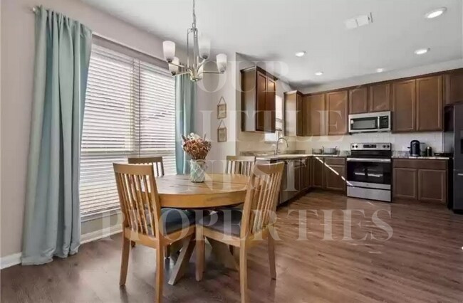 Building Photo - 10712 Fallbrook Rd