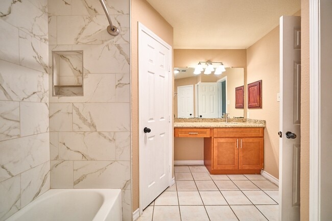 Building Photo - 10126 Northview Dr