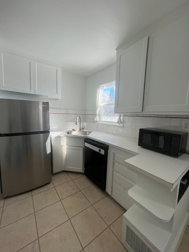 Building Photo - Recently Renovated Provo Home