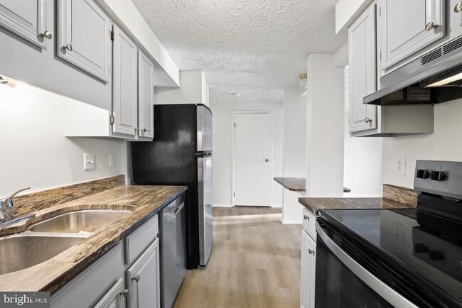 Building Photo - 2916 Bridgehampton Ct