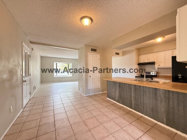 Building Photo - Four Bedroom Home Located in East Tucson Neighborhood