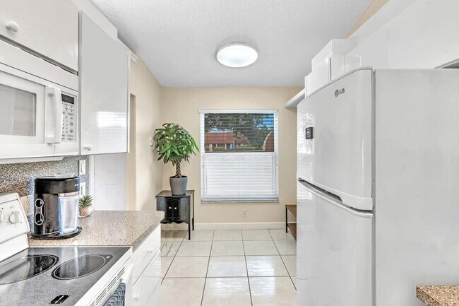 Building Photo - Beautiful 3-Bedroom, 2-Bath Villa with Lak...