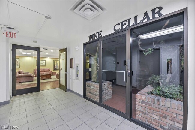 Building Photo - 12500 Edgewater Dr