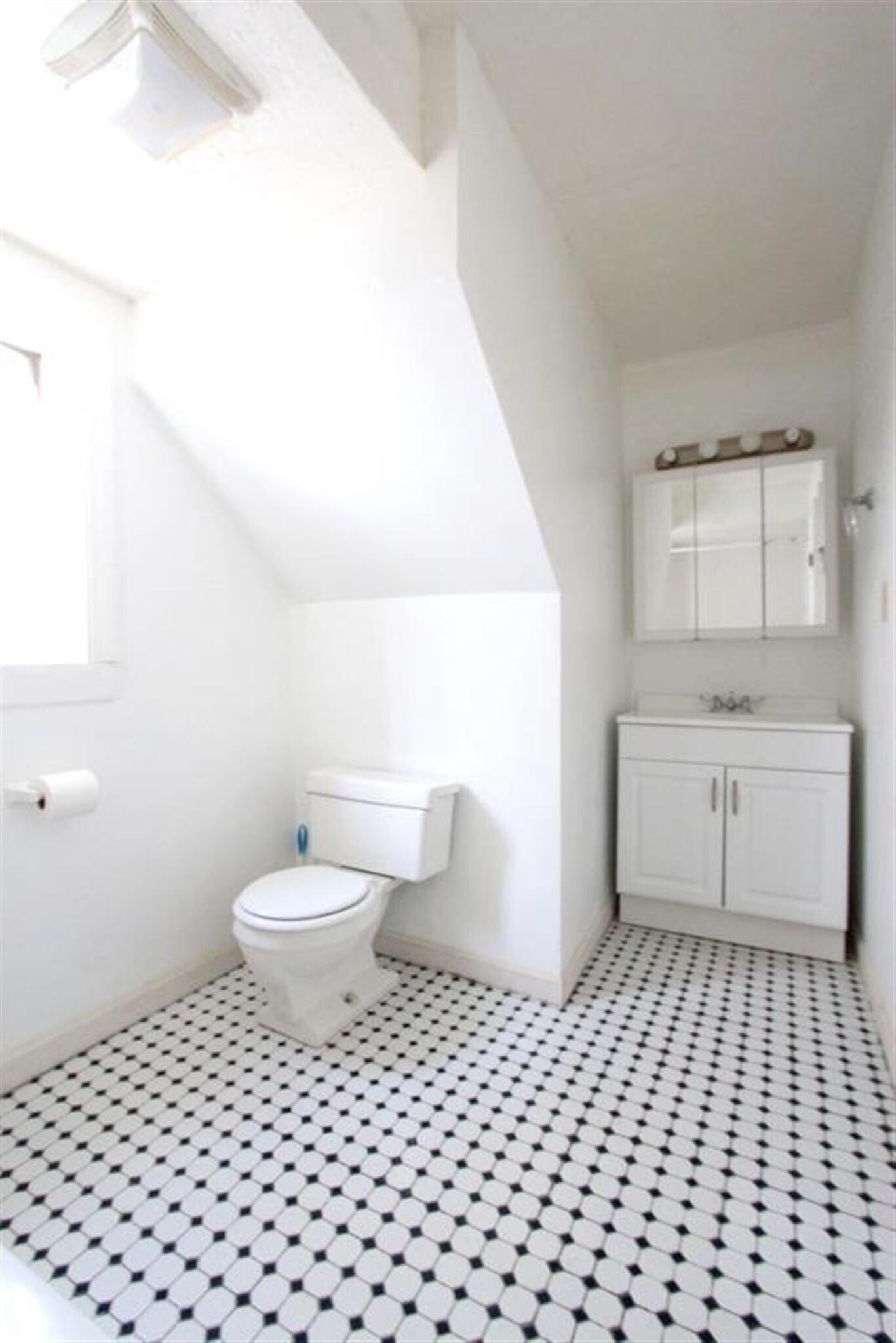 Building Photo - 569 Main St