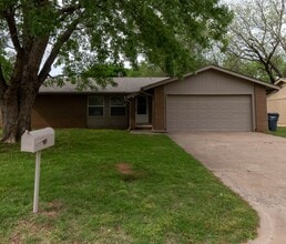 Building Photo - This Super Cute 3 Bed, 2 Bath, 2 Car Garag...