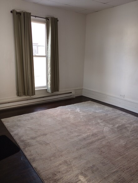 Living room view 1 - 602 N Porter St