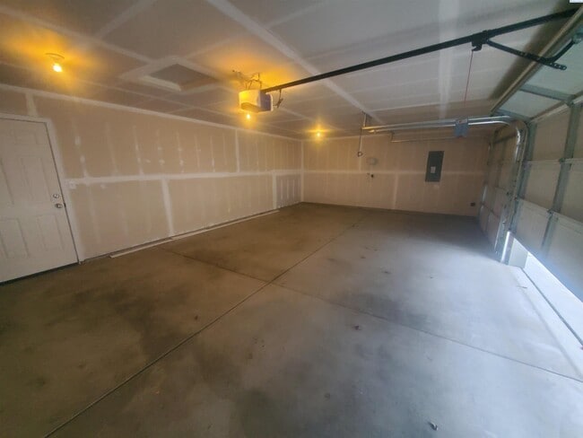 Building Photo - Kennewick Rambler with 3 Car Garage