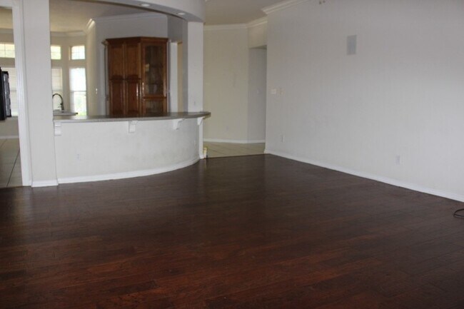 Building Photo - Great West side home located close to shop...