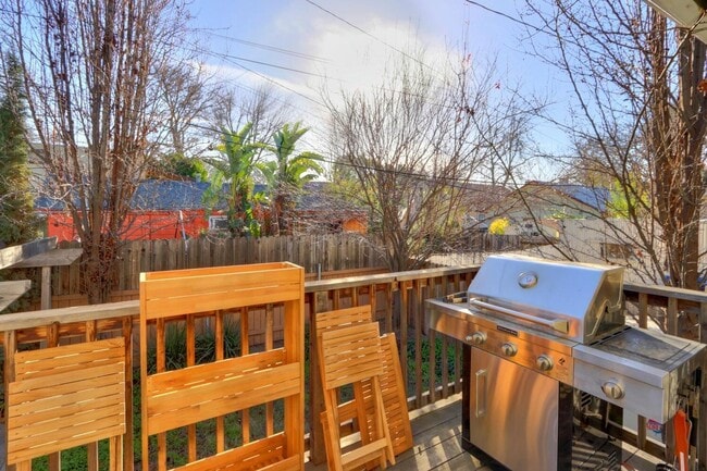 Building Photo - Beautifully Renovated 5 Bedroom Midtown Home