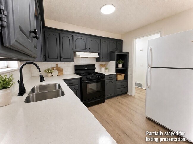 Building Photo - 5113 S Briarwood Dr