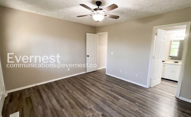 Building Photo - 3392 Shadowlawn Dr