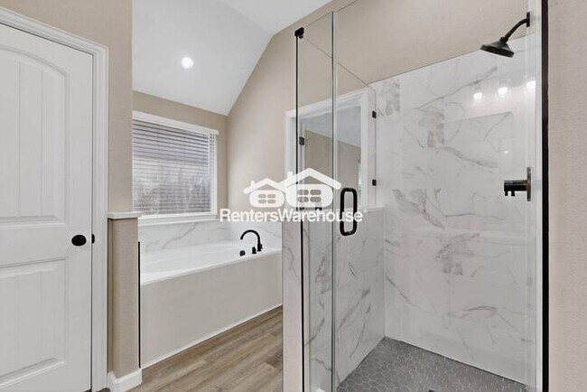 Building Photo - Great Location and Fully Refreshed Move In...