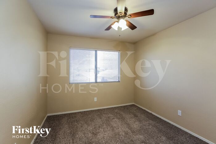 Building Photo - 912 E Baylor Ln