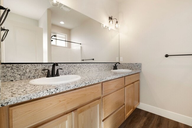 Building Photo - Beautiful 3 bedroom, 2 bath home in Paradise! Open Floor Plan with Attached Garage!