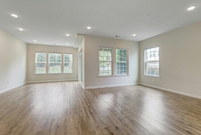 Building Photo - 704 Cottonwood Ct