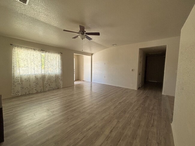 Building Photo - Spacoius Home Available Now!