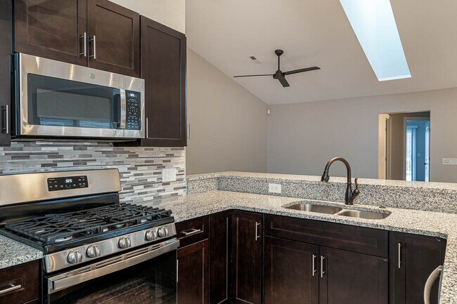 Building Photo - 746 Hilltop Ln