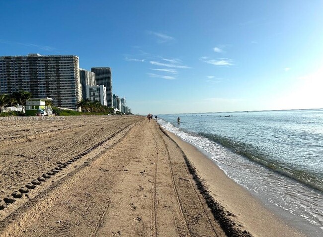 Building Photo - 2030 S Ocean Dr