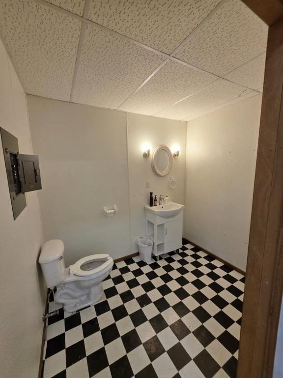 Building Photo - 128 S Water St