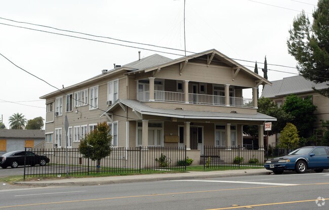 Primary Photo - 979 W 2nd St