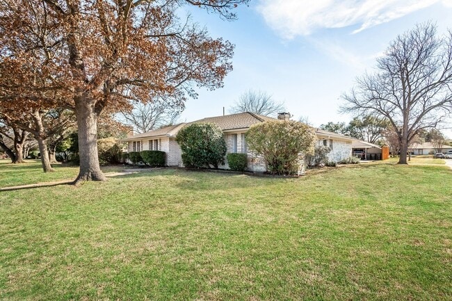 Building Photo - 2732 Parkhaven Dr