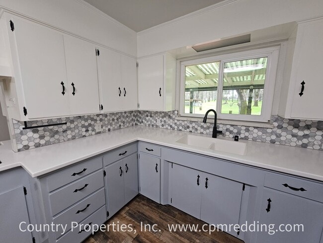 Building Photo - Renovated Gated House on an Acre with Detached Shop in Cottonwood!